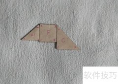 七巧板拼向上爬的熊