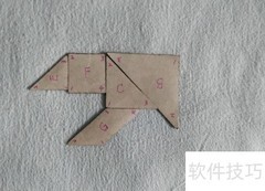 七巧板拼向上爬的熊