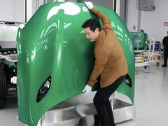 雷军直播拆解小米YU7，详解长车头设计与安全技术