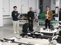 雷军直播拆解小米YU7揭秘静谧科技与细节匠心