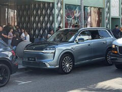 问界M9牧野青版现身美国街头，引当地富豪争相询价