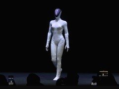 小鹏发布人形机器人IRON：仿生设计+AI芯，赋能服务与工业新场景