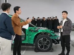 雷军直播拆解小米YU7，详解SUV设计与工程亮点