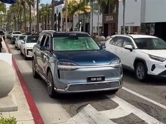 中国高端智能SUV问界M9现身洛杉矶，引发海外热议与高价求购