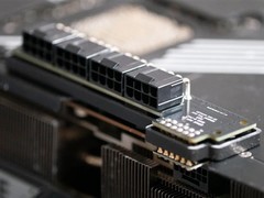 硬件玩家自制四路8Pin供电模块，大幅降低RTX 5090高温熔毁风险