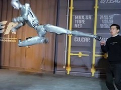 宇树科技发布H2人形机器人：空中回旋踢碎西瓜，动作惊艳如现实版终结者