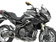 贝纳利预热TNT550：机甲风双缸街车，2026年上市