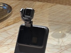 荣耀发布全球首款机器人手机，AI加持重塑影像体验