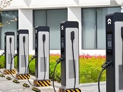 中国建成全球最大充电网络，充电设施达1734.8万个