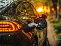 十五万元购车：十年使用成本大揭秘，油电之争谁更划算？