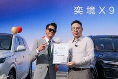 001号车主郭富城亲手交车，奕境X9集中交付仪式首站落地华为松山湖
