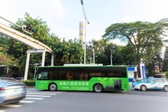 极摩客“领跑”出圈，深圳APEC峰会主题公交亮相：让桌面 AI 超算跑在城市街头