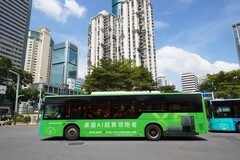 极摩客“领跑”出圈，深圳APEC峰会主题公交亮相：让桌面 AI 超算跑在城市街头