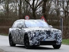 劳斯莱斯首款纯电SUV电动库里南路试曝光，定义超豪华电动新范式