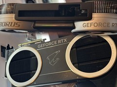 技嘉发布AORUS RTX 5090 INFINITY显卡：三风扇+创新散热