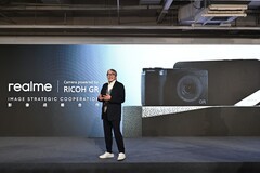 真我GT8 Pro首发理光GR联名，以全链路深度定制打造“街拍神器”