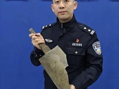 湖州老人河道拾获千年青铜句鑃，主动上交获赞