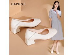 达芙妮素面粗跟单鞋99.9元