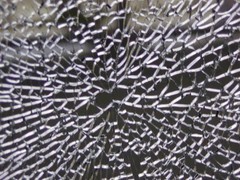 CC560机箱钢化玻璃侧板静置自爆引热议：应力缺陷与支撑失衡成主因