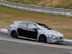 全新纯电奔驰AMG CLA猎装车曝光：三电机500+马力，配可升降扰流板