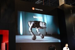 CES 2026：石头科技携手皇家马德里发布全球首款能扫楼梯的扫地机器人