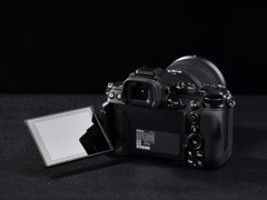 尼康Z5II的翻转屏设计如何