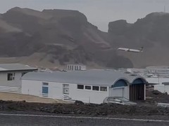 冰岛航空机长退休前擅自低空通场家乡，严重违规引众怒