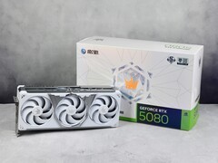 影驰GeForce RTX 5080 HOF Extreme显卡评测 镶嵌水晶的纯白旗舰！