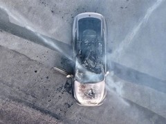 大理喜洲古镇停车场新能源车突发起火