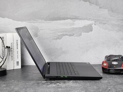 18英寸巨屏游戏本天花板！售价近40000元的雷蛇灵刃18上手体验