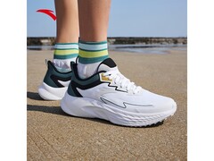 安踏男款冬季跑步鞋93.3元