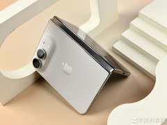 iPhone Duo上手体验：质感惊艳但屏下摄像头很显眼