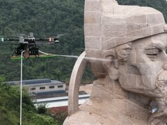 柳州柳宗元雕像耳内现巨型马蜂巢，无人机精准冲落保安全