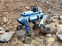 云深处推首款防汛具身机器人AI防汛勇士实战演练