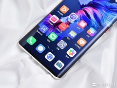 直屏还没坚持两年，曲面屏又要打回来了？