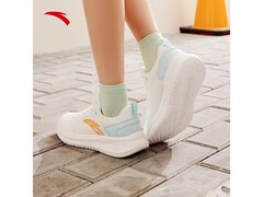 安踏女款跑步鞋京东特惠，低至 85 元！