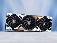 索泰RTX 5080天启OC 机甲美学与无匹性能的旗舰之选