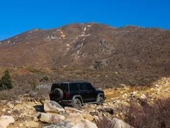 优化转弯路径与半径控制：复杂地形下的越野驾驶综合策略