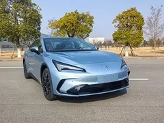 极狐阿尔法S5增程版亮相，续航与设计双升级