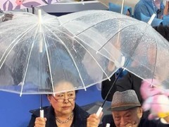 斯琴高娃雨中搀扶92岁牛犇走红毯，百岁影人风骨感动全网