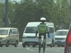 无锡启用智能机器人交警上岗执勤，科技赋能温暖治堵