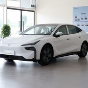 20万元内纯电中型轿车四强对决：五菱星光、极狐阿尔法S5、奔腾悦意08、吉利银河A7实测横评