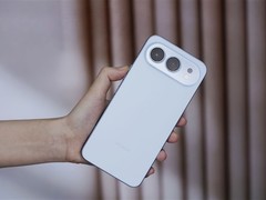 荣耀携手泡泡玛特推首款潮玩联名手机