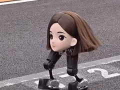 北京亦庄举办人形机器人半马赛，豆包机器人萌态竞逐引全网热议