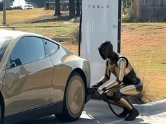 特斯拉规划Optimus机器人插拔充电枪，加速Robotaxi无线充电生态落地