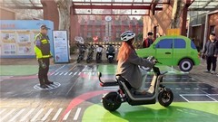 大学生“交通安全”必修课开课了！ 九号联合交警在华中科大教00后安全骑行