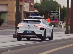 自动驾驶汽车误入轻轨轨道惊险避撞事件