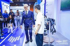 行业最轻！海尔AI运动外骨骼机器人亮相海尔·2026青马