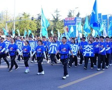 行业最轻！海尔AI运动外骨骼机器人亮相海尔·2026青马