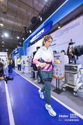 行业最轻！海尔AI运动外骨骼机器人亮相海尔·2026青马